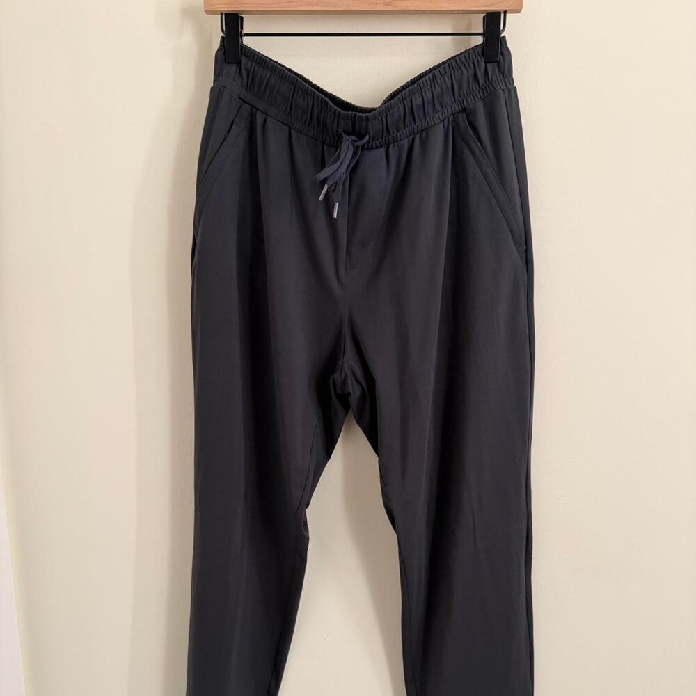 men’s “anthracite” dark grey ALO YOGA conquer pulse pant [M]